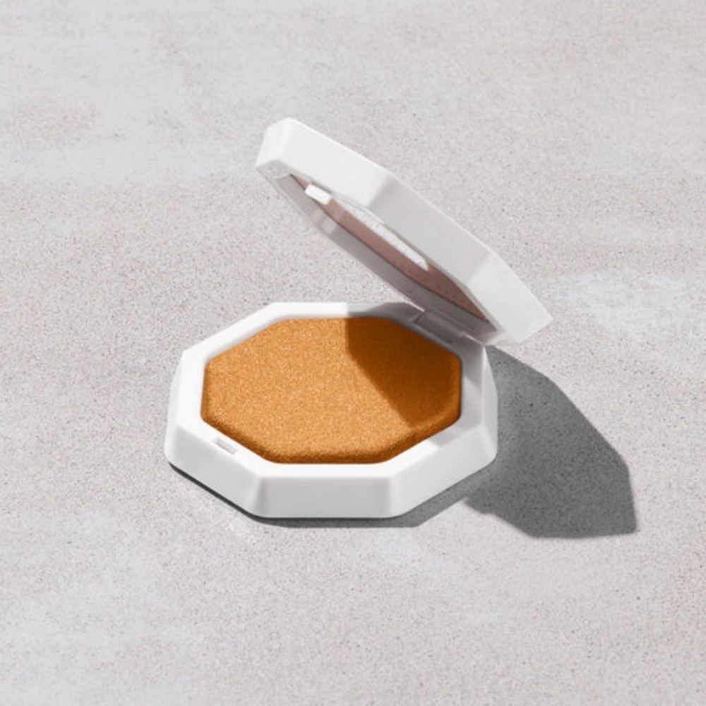 Fenty Beauty DEMI'GLOW LIGHT-DIFFUSING
HIGHLIGHTER